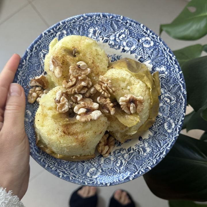 Печёное яблоко с грецким орехом