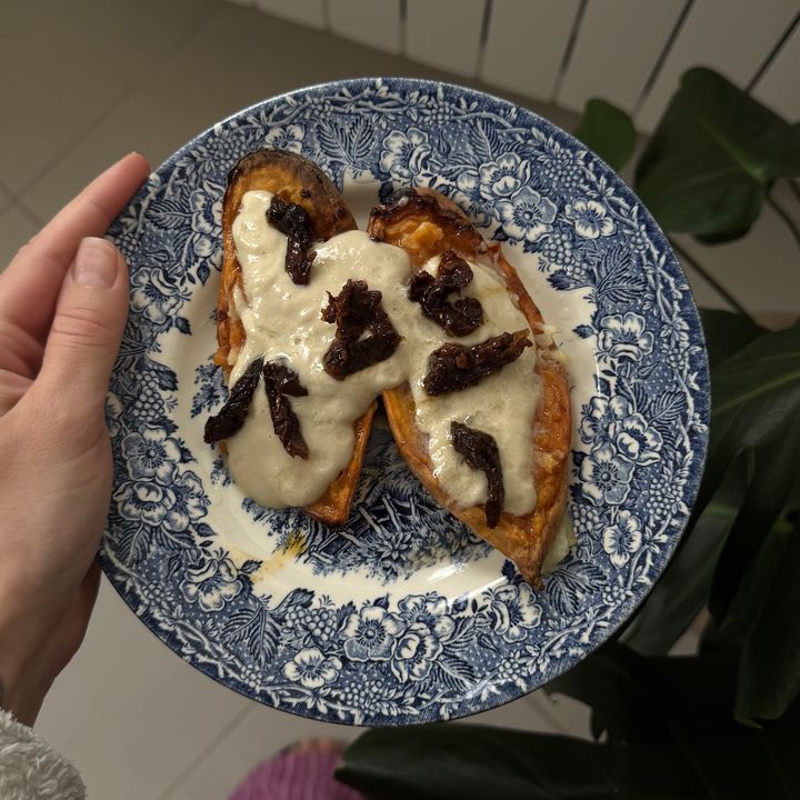 Батат с ореховым соусом и вялеными томатами