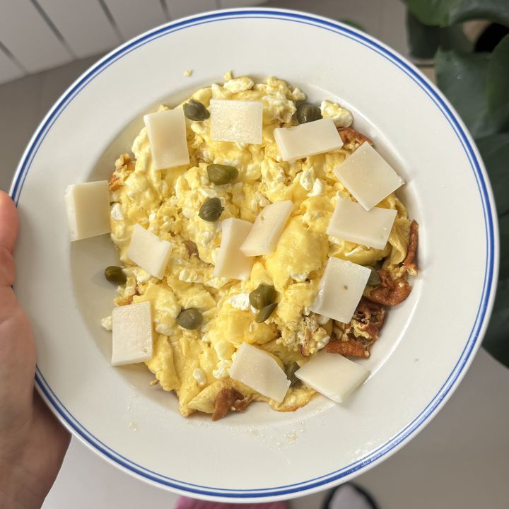 Скрэмбл с каперсами и сыром